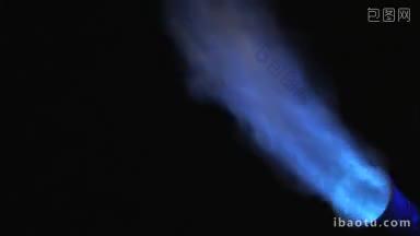 喷出蓝色火焰的背景视频